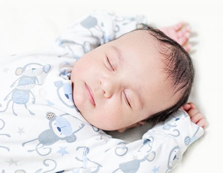 Comment prévenir la tête plate chez le nouveau né